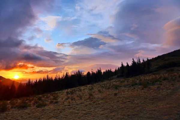 dağlarda çok renkli günbatımı