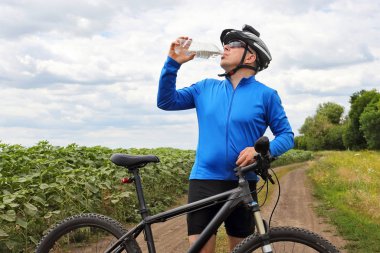 arka plan gökyüzü bisikletçi içecek su