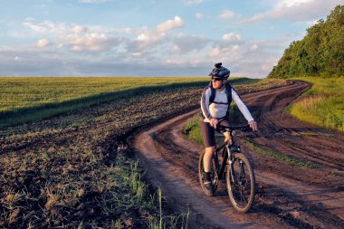 bisikletçi bir alanda bir bisiklet ile gidiyor