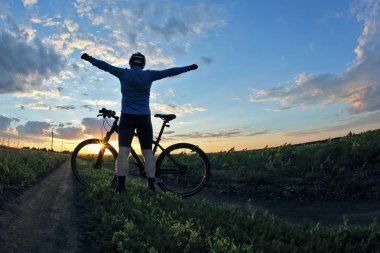 gün batımında izinde kadar kendi elleriyle binici