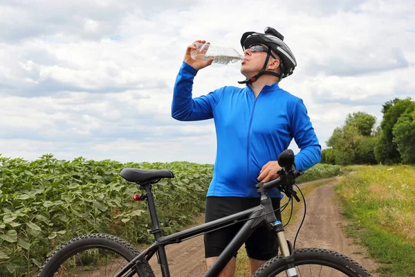 arka plan gökyüzü bisikletçi içecek su