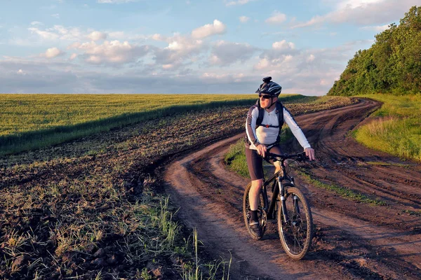 Radfahrer fährt mit Fahrrad in Feld — Stockfoto