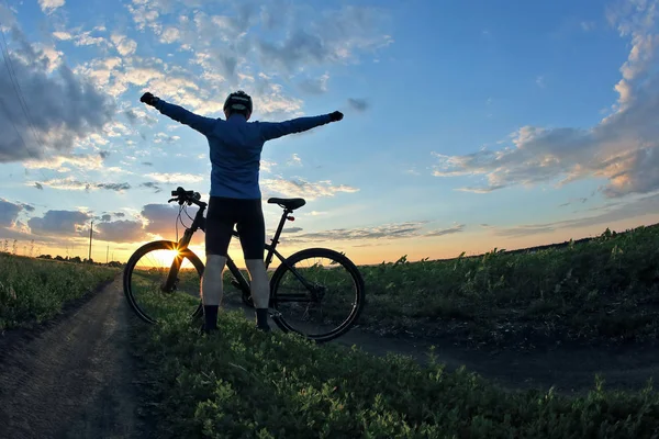 Rider met hun handen omhoog op de trail bij zonsondergang — Stockfoto