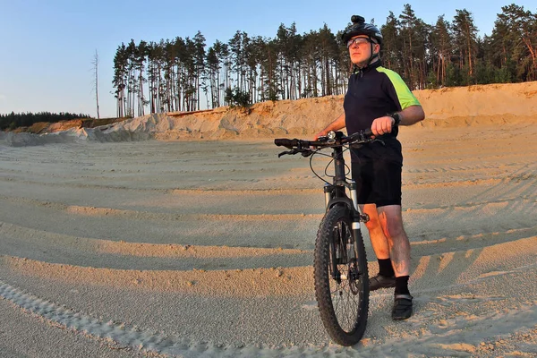 bisikletçi kum çukurunda bir bisiklet ile