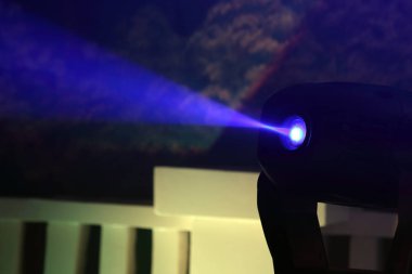 Karanlıkta parlayan aydınlatmak için renk ışıldak