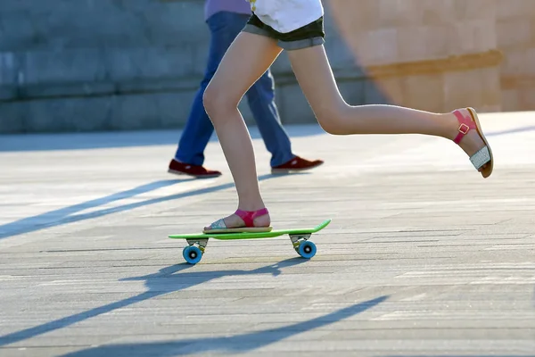 Nohy dívky skateboardingu ve městě — Stock fotografie