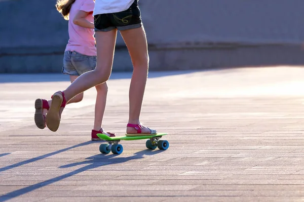 Nohy dívky skateboardingu ve městě — Stock fotografie