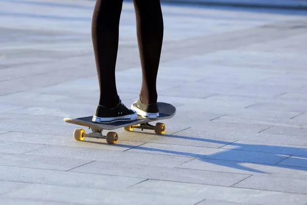 Pies niñas skateboarding en la ciudad — Foto de Stock