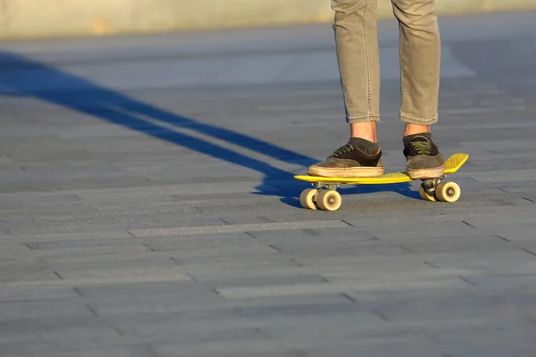 Nohy Náctileté skateboardingu ve městě — Stock fotografie