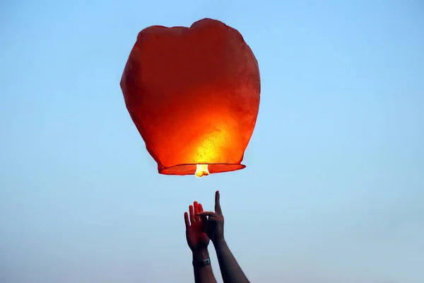 Départ dans le ciel lanterne de feu en papier — Photo