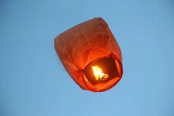 Uçan gökyüzü yangın kağıt lanterm — Stok fotoğraf