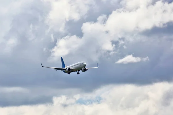 O avião de passageiros voa para uma aterragem — Fotografia de Stock