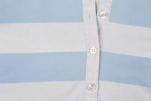 Λευκό μπλε πλεκτό πουκάμισο με κουμπιά closeup — Φωτογραφία Αρχείου