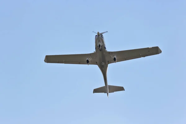 Одномоторний легкий літак, що літає в небі — стокове фото