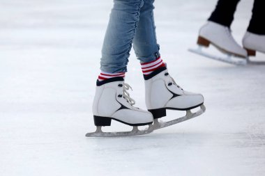 buz pistinde paten ayak