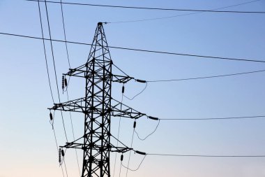 bir arka plan mavi gökyüzü teller ve pilonlar