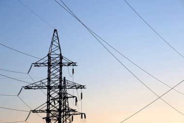 bir arka plan mavi gökyüzü teller ve pilonlar