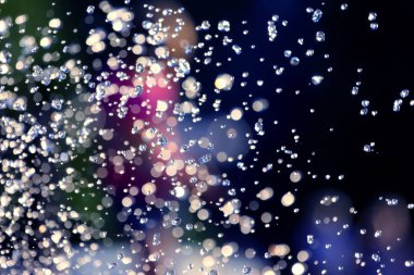 Bulanık su damlaları çeşme sprey