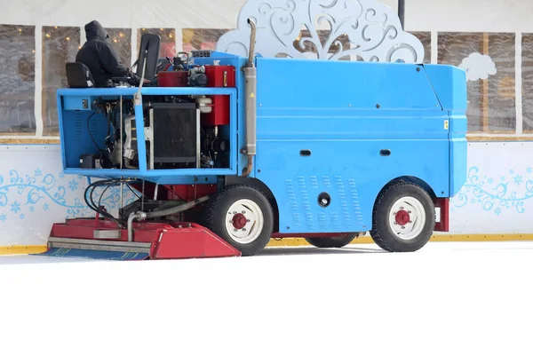 Ειδικό μηχάνημα πάγου θεριζοαλωνιστική μηχανή καθαρίζει το παγοδρόμιο — Φωτογραφία Αρχείου
