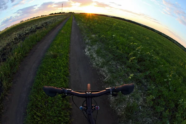 Das Rad des Radfahrers in Nahaufnahme vor dem Hintergrund eines — Stockfoto