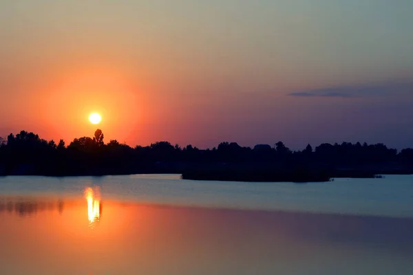 Zonsondergang op de vijver lake — Stockfoto