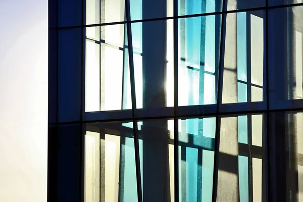 La fachada transparente del edificio contra el cielo y el sol —  Fotos de Stock