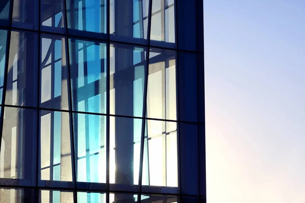 La façade transparente du bâtiment contre le ciel et le soleil — Photo