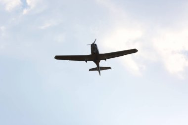 Gökyüzünde uçan hafif uçaklar