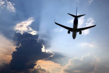 yolcu uçağı güneş karşılamak için sulu bulutlarda uçar