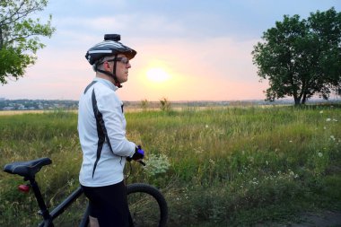 bisikletçi bisiklet konumu alan yolu üzerinde olan