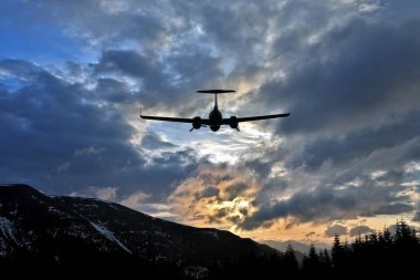 yolcu uçağı güneş karşılamak için sulu bulutlarda uçar