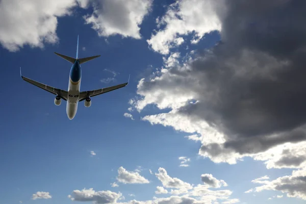 Avión de pasajeros vuela en las nubes jugosas para cumplir con el sol — Foto de Stock