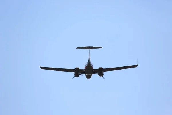 Aeronave bimotor leve voando no céu — Fotografia de Stock