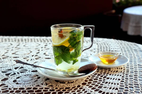 Kopp te med citron, mynta, ingefära och dessert — Stockfoto