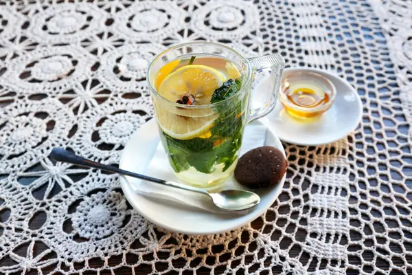 Kopp te med citron, mynta, ingefära och dessert — Stockfoto