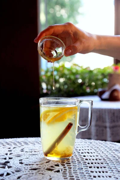 Honung häller i en kopp te med citron, mynta och ingefära — Stockfoto