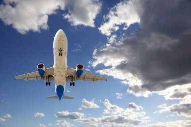 gökyüzünde uçan jet yolcu uçağı