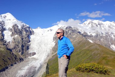 karlı dağ bir arka plan üzerinde adam gözlük standları