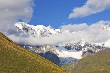 Gürcistan'daki Caucasus dağ Buzulu. 
