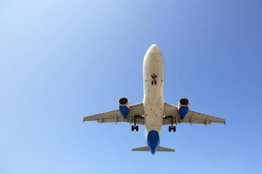 yolcu uçağı iniş için uçar