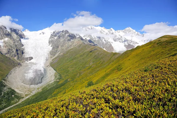 Ghiacciaio nella catena montuosa del Caucaso in Georgia . — Foto Stock