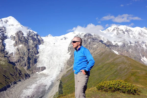 karlı dağ bir arka plan üzerinde adam gözlük standları