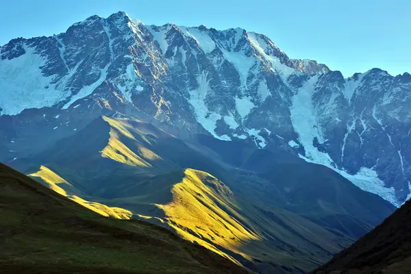 Mattina nella catena montuosa del Caucaso in Georgia . — Foto Stock