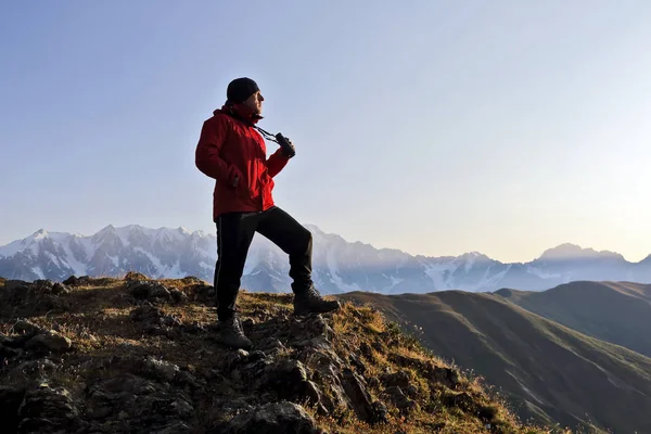 Turista com binóculos olhando em um montanhoso — Fotografia de Stock