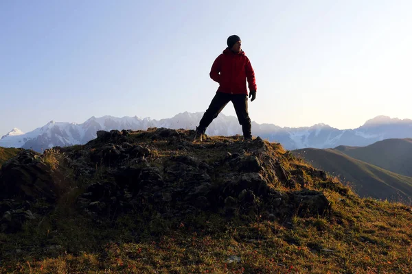 Turista fica em uma colina em uma área montanhosa na Geórgia — Fotografia de Stock
