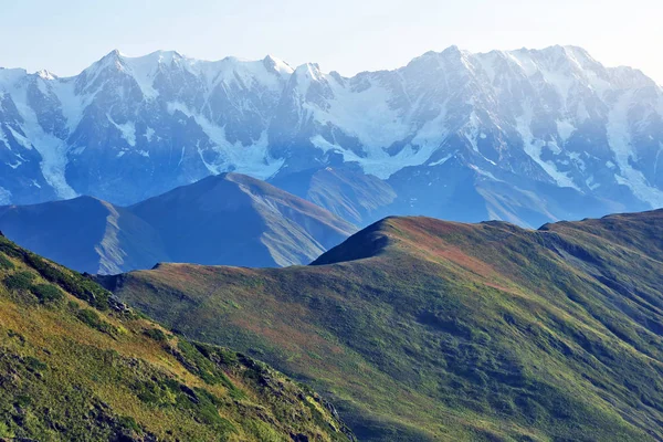 La catena montuosa del Caucaso in Georgia. Paesaggio montano — Foto Stock