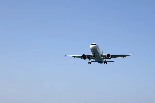 Avión de pasajeros vuela en un aterrizaje — Foto de Stock