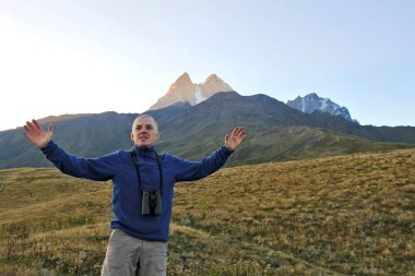 uzun yürüyüşe çıkan kimse dürbün ile dağlar bir arka plan üzerinde duruyor. Svaneti