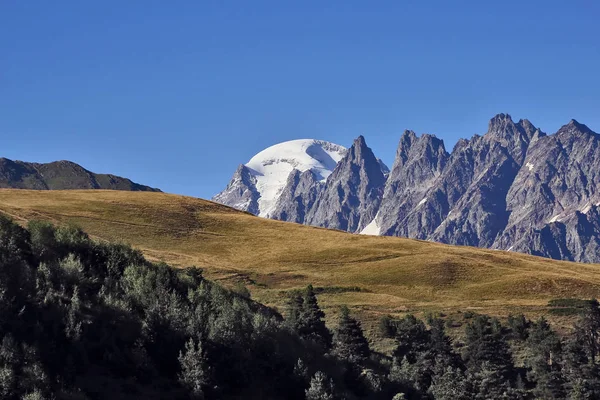 La catena montuosa del Caucaso in Georgia. Paesaggio montano — Foto Stock