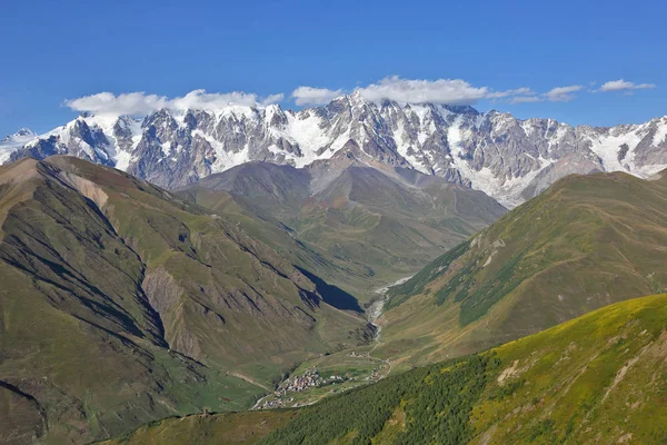 Vista del villaggio di Ushguli dal crinale Svaneti, Georgia — Foto Stock
